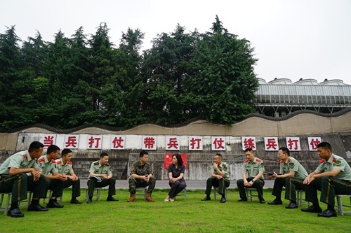 岳塘法院：法潤兵心 “典”亮軍營