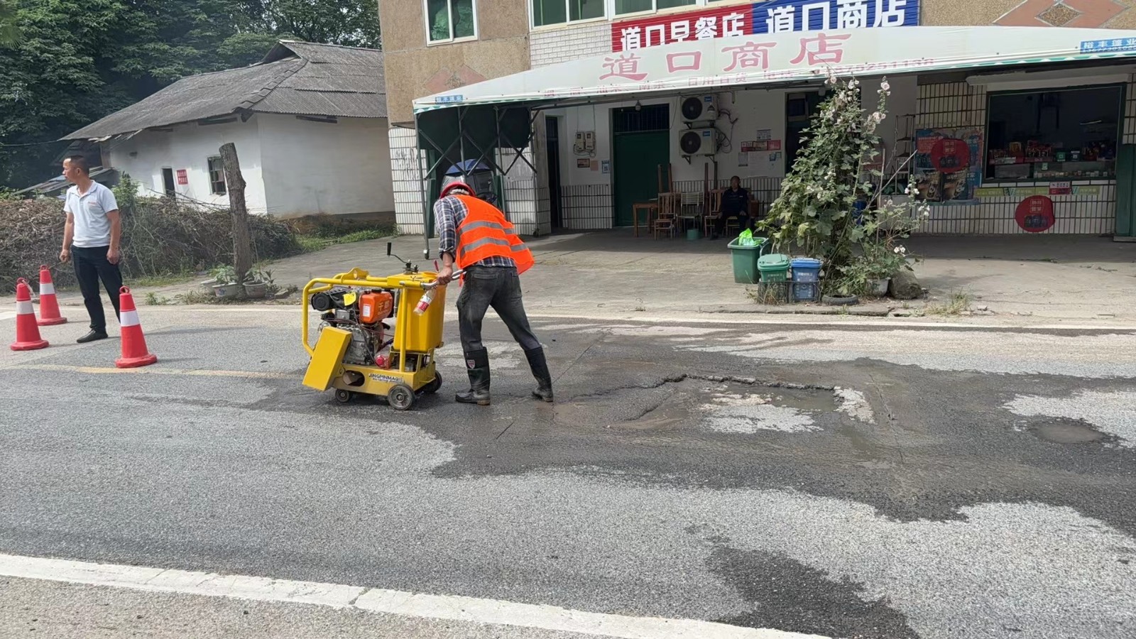 板塘街道：為民辦實(shí)事 道路維護(hù)便出行