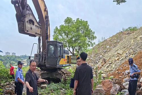 岳塘法院：異地聯(lián)動執(zhí)行 扣押機械設(shè)備