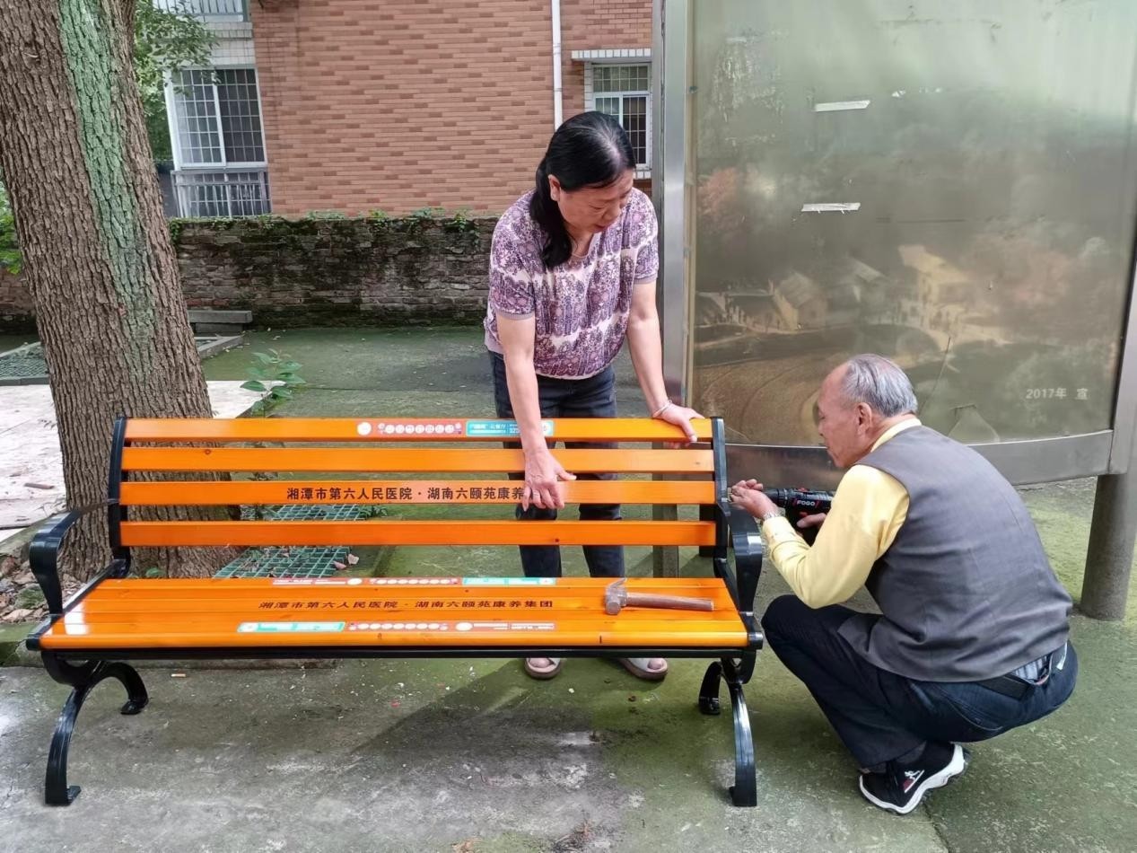 芙蓉社區(qū)：新增休閑座椅 居民生活更舒心