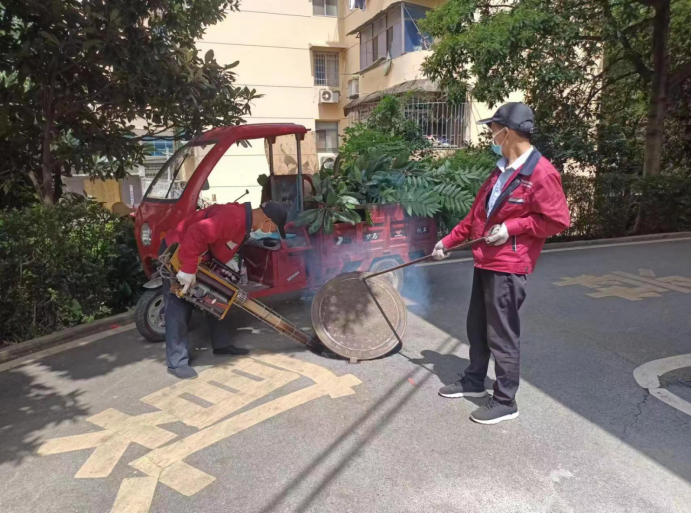 向家塘社區(qū)新時代文明實踐站開展夏季滅蚊滅蠅消殺行動