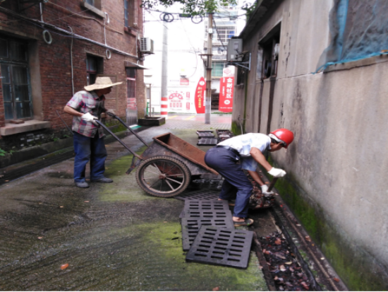 金耐社區(qū)：清理小區(qū)溝渠 擦亮文明底色