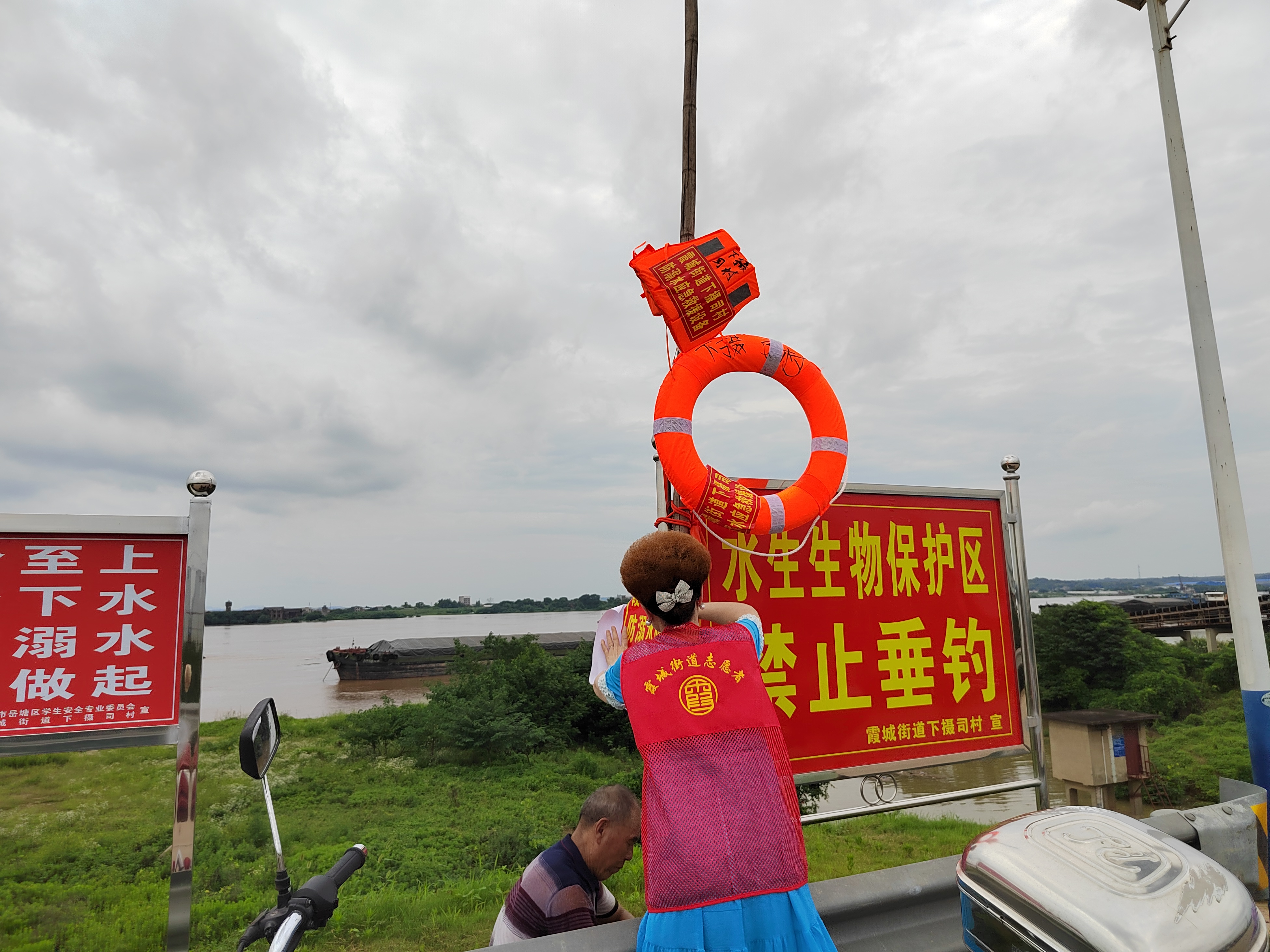 “嚴(yán)防溺水·巾幗護(hù)航”下攝司村婦聯(lián)開(kāi)展防溺水宣傳