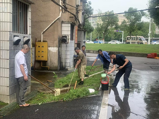 江濱社區(qū)“三長”清理堵塞下水道