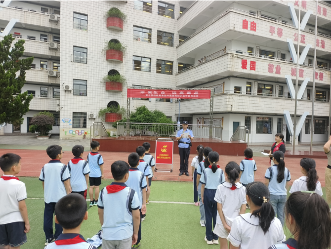 板塘社區(qū)積極開(kāi)展“禁毒知識(shí)進(jìn)校園”宣傳教育活動(dòng)