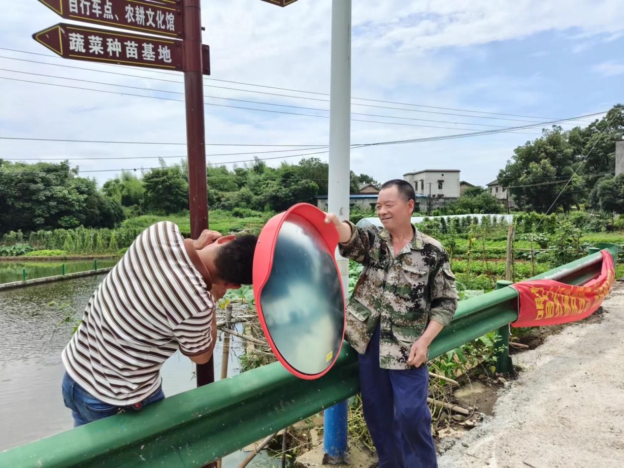 新農村安裝道路反光鏡  群眾出行更放心