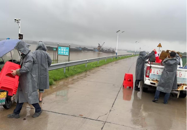 霞城街道：勇挑重?fù)?dān)風(fēng)雨同心 退役軍人和民兵在行動