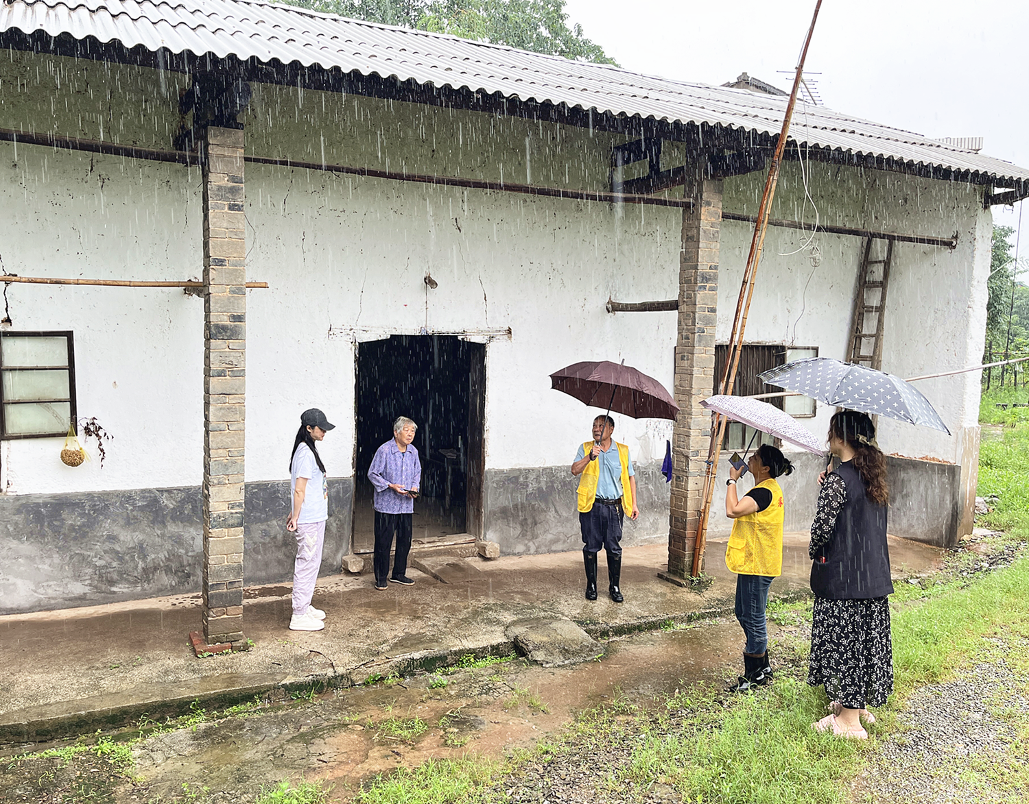 馬家河社區(qū)“三長(zhǎng)”積極開(kāi)展防汛巡查保民安