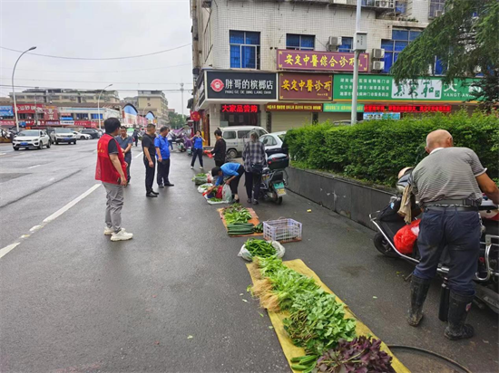 長塘社區(qū)開展火炬中路流動攤販整治行動