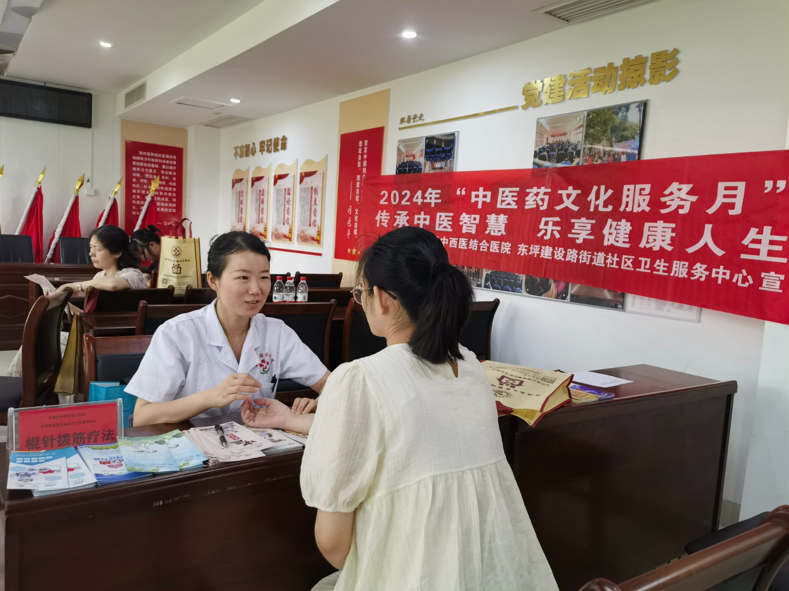 岳塘區(qū)東坪建設路街道社區(qū)衛(wèi)生服務中心進機關開展“中醫(yī)治未病”義診活動