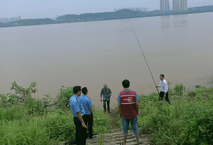 竹埠村：村警聯(lián)合勸離垂釣者 共護水域生態(tài)