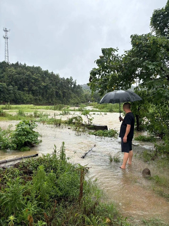 昭山鎮(zhèn)玉屏村積極應對強降雨天氣