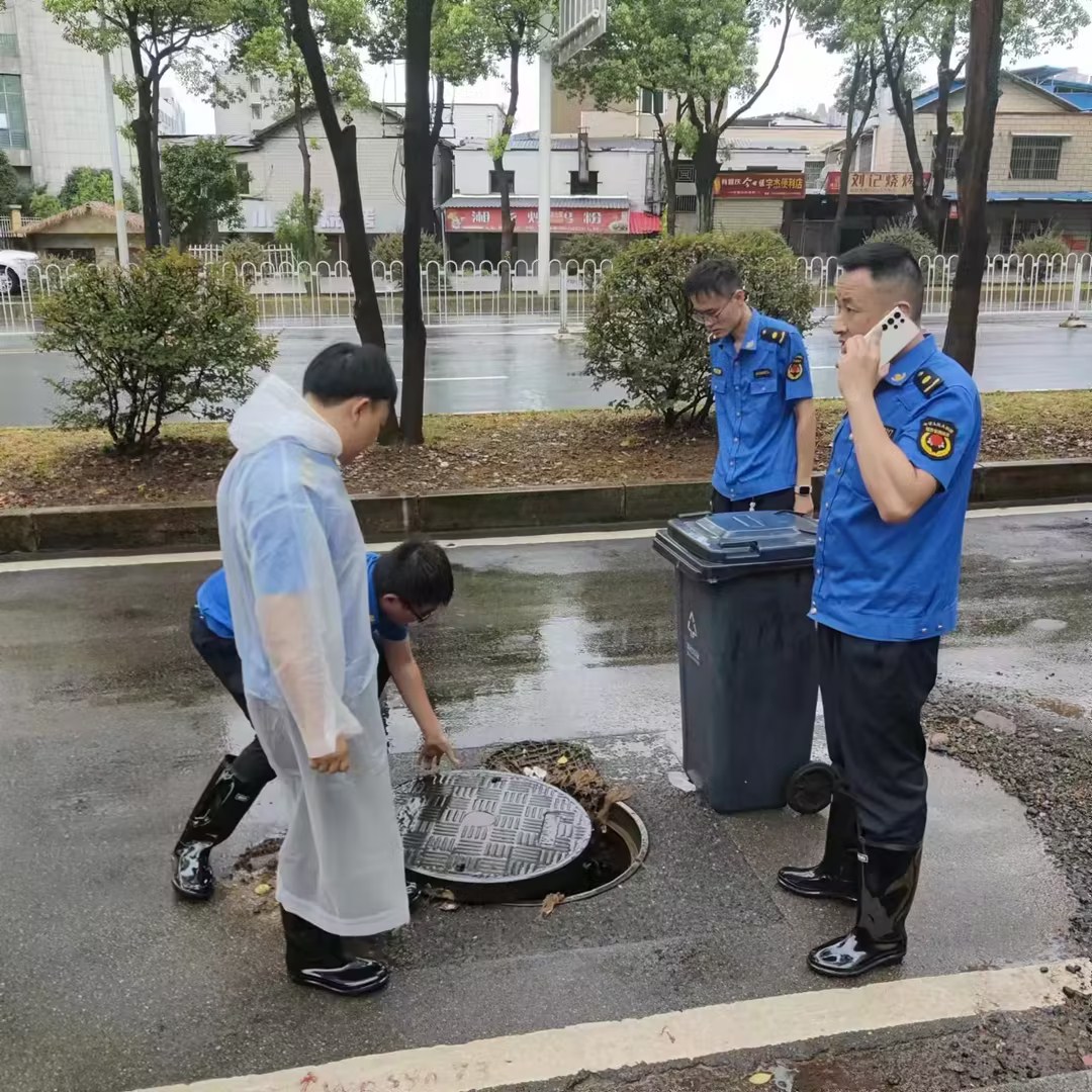 岳塘區(qū)城市管理局：以“迅”應(yīng)“汛” 奮戰(zhàn)一線