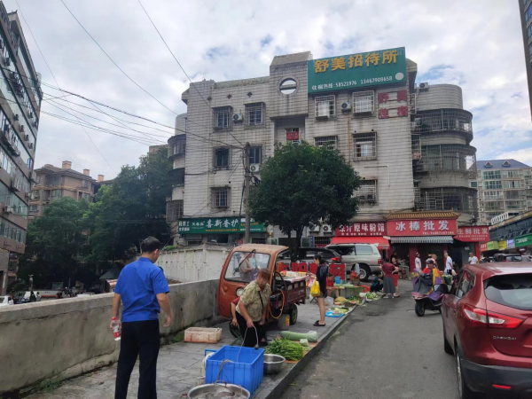 建設路街道持續(xù)加大農貿市場周邊巡查整治力度