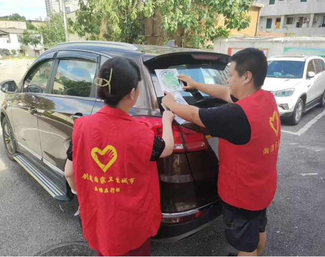 向家塘社區(qū)新時(shí)代文明實(shí)踐站開展“蓮城都開文明車”宣傳活動(dòng)