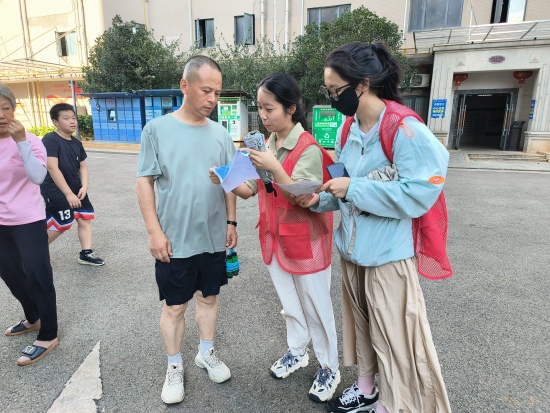 岳塘嶺社區(qū)多形式開展“蓮城都開文明車”宣傳活動