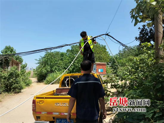 水管線纜垂落存隱患 橫街社區(qū)及時(shí)處理解民憂