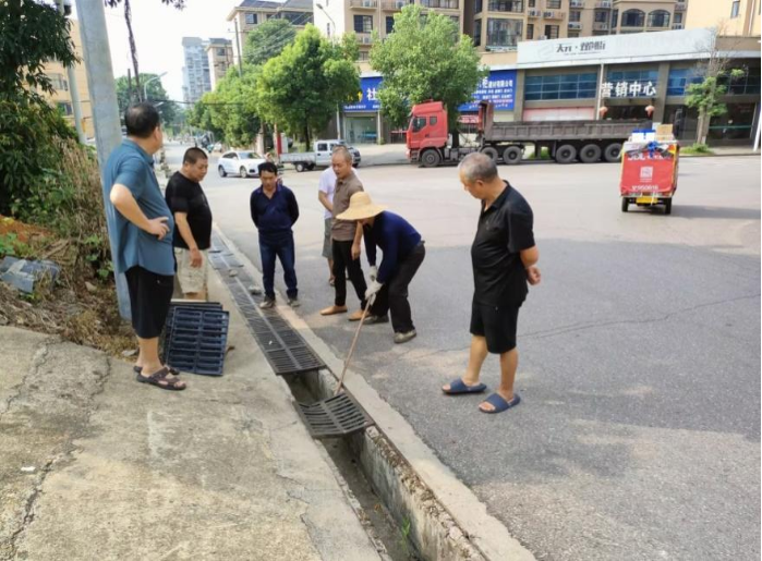 向家塘社區(qū)及時(shí)更換破損溝蓋板 保障居民出行安全