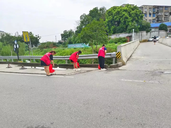 東坪街道婦聯(lián)：巾幗共建“美麗庭院” 助力鄉(xiāng)村振興