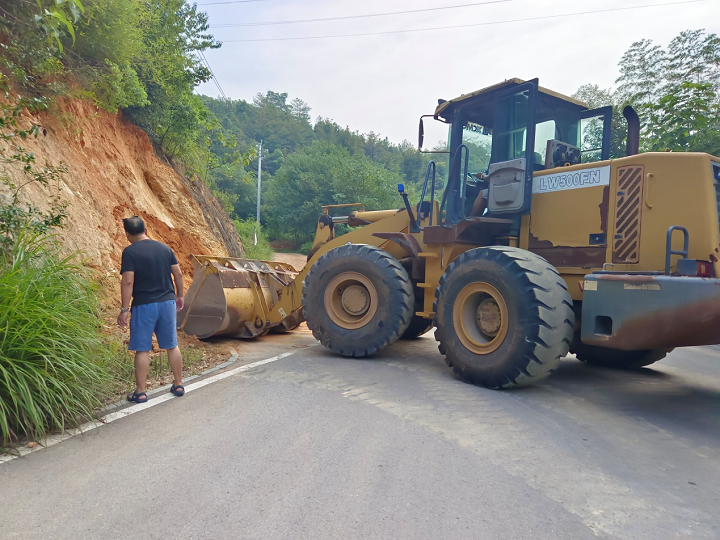 路口社區(qū)：清理山體滑坡路障 確保群眾出行安全