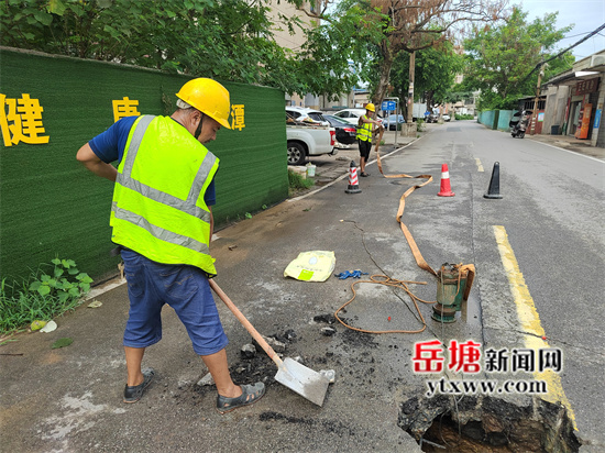 橫街社區(qū)：地面滲水存隱患 社區(qū)及時處理獲點贊