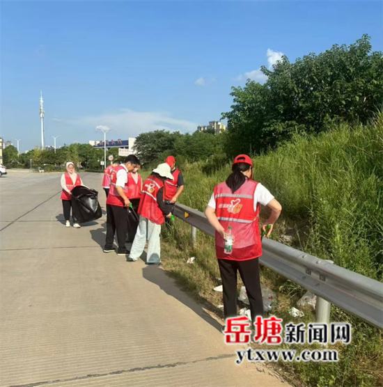 落實河長制 橫街社區(qū)開展河渠環(huán)境整治行動