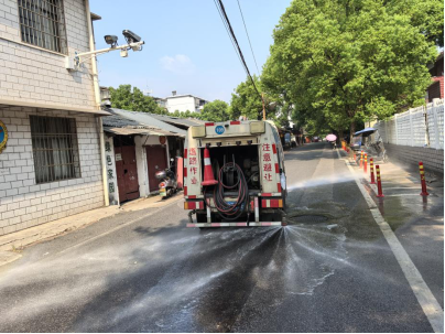 打好藍(lán)天保衛(wèi)戰(zhàn) 下攝司街道持續(xù)治理道路揚(yáng)塵