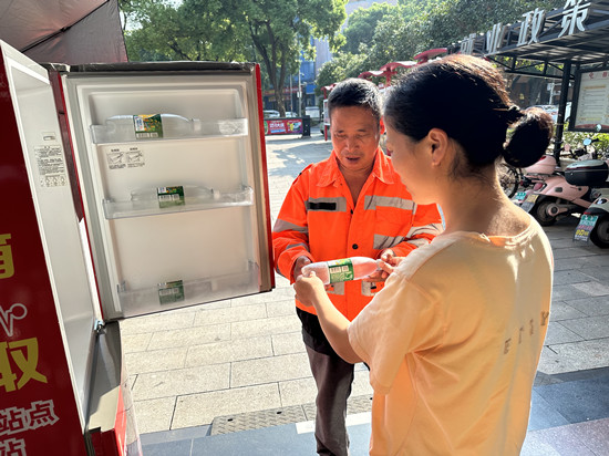 關(guān)愛戶外勞動者 岳塘嶺社區(qū)“愛心冰箱”傳遞清涼