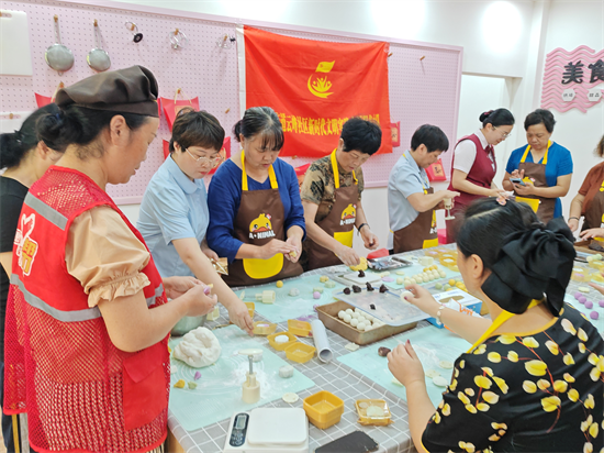 云峰社區(qū)新時代文明實踐站開展“月圓中秋 鄰里情暖”巧手做月餅活動