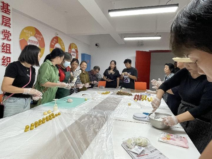 搖錢社區(qū)新時(shí)代文明實(shí)踐站開展“綻放生命·共享陽光”喜迎中秋 巧手做月餅活動(dòng)