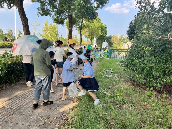 橫街社區(qū)開展未成年人環(huán)境衛(wèi)生整治志愿服務(wù)活動