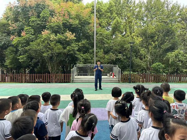 岳塘區(qū)消防救援大隊(duì)深入湖湘公辦幼兒園開展消防安全知識(shí)培訓(xùn)