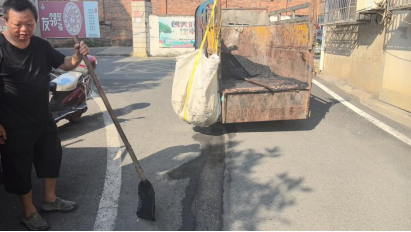 雙建社區(qū)“修補” 破損路面 方便居民出行