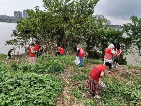 半邊街社區(qū)開展河道環(huán)境專項(xiàng)整治活動