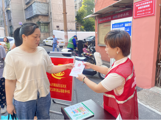 安樂(lè)社區(qū)開(kāi)展《中華人民共和國(guó)突發(fā)事件應(yīng)對(duì)法》宣傳進(jìn)小區(qū)活動(dòng)