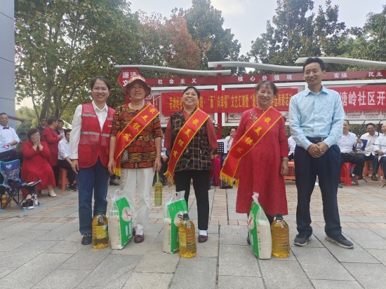 岳塘嶺社區(qū)開(kāi)展“情暖重陽(yáng)·‘面’向幸?！毕盗谢顒?dòng)