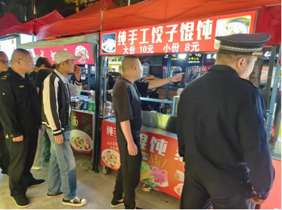 下攝司街道夜查餐飲油煙治理  守護城市“煙火氣”