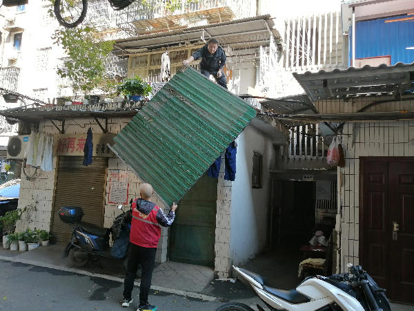 泗神廟社區(qū)：拆除破損雨棚 消除安全隱患