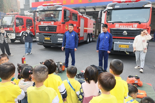 萌寶之家幼兒園師生參觀雙擁路消防救援站