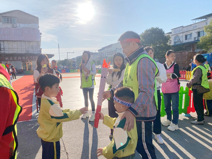 路口社區(qū)攜手紅太陽幼兒園開展2024年秋季親子運(yùn)動會
