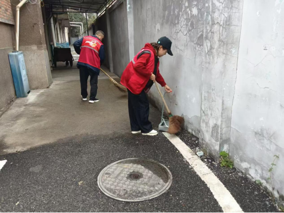 安樂社區(qū)開展衛(wèi)生環(huán)境整治活動(dòng) 扮靚美好小區(qū)