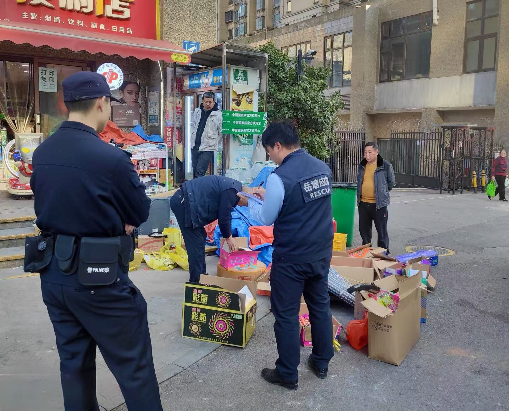 雙馬街道開展煙花爆竹“打非治違”突擊檢查  嚴(yán)守歲末安全關(guān)