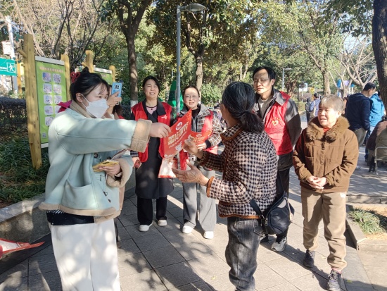 岳塘嶺社區(qū)多形式開展煙花爆竹禁燃禁放宣傳活動