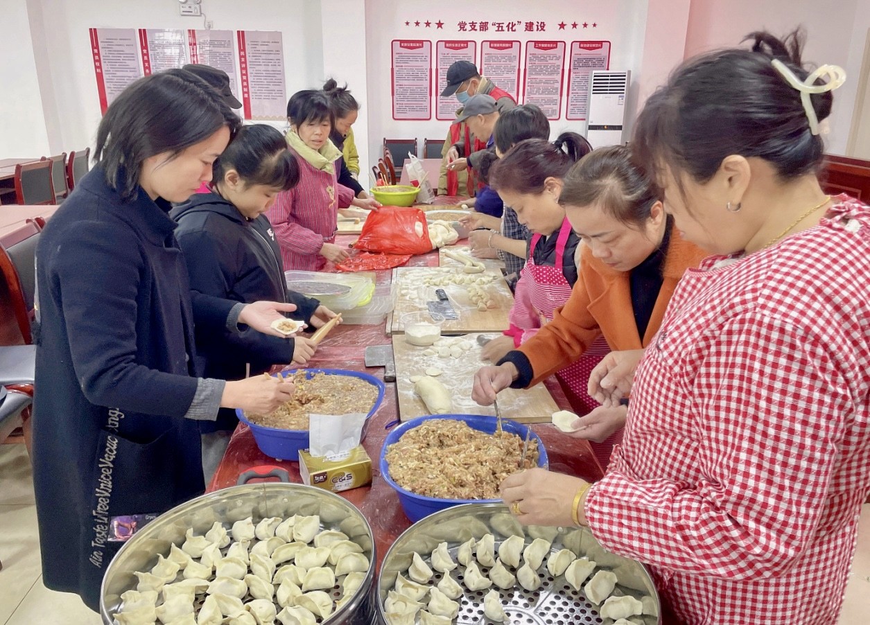 新站社區(qū)開展“餃子飄香暖人心 鄰里和諧幸福長”迎新年包餃子活動