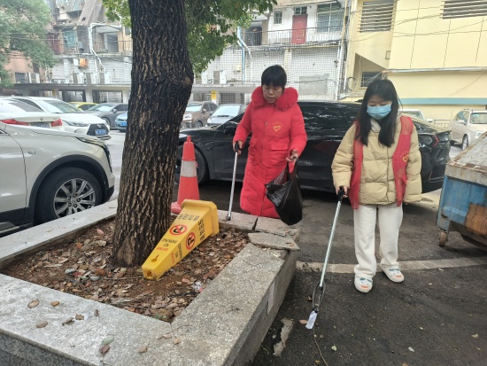 岳塘嶺社區(qū)積極開展環(huán)境衛(wèi)生整治行動