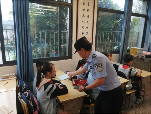 板塘社區(qū)攜手多方力量共筑鐵路安全防線