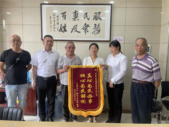 我愛湘潭我的家丨云盤社區(qū)：關(guān)愛幫扶困難群眾 居民點(diǎn)贊送錦旗