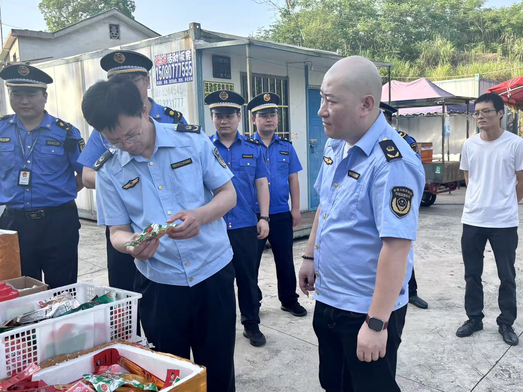 雙馬街道：聯(lián)動整治流動攤販 齊心守護(hù)校園平安