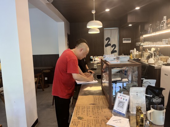 橫街社區(qū)開展沿街商鋪消防安全隱患排查行動