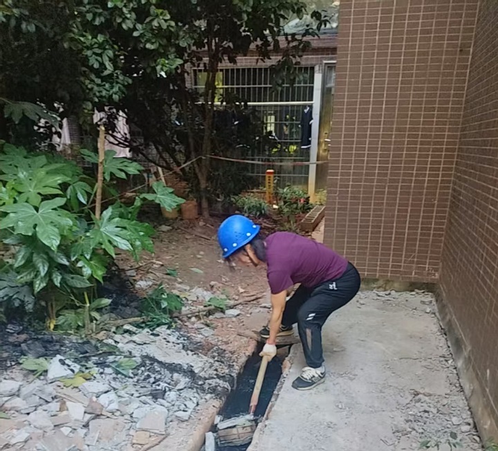 昭山鎮(zhèn)迅速處置小區(qū)外墻脫落隱患 全力守護居民頭頂上的安全